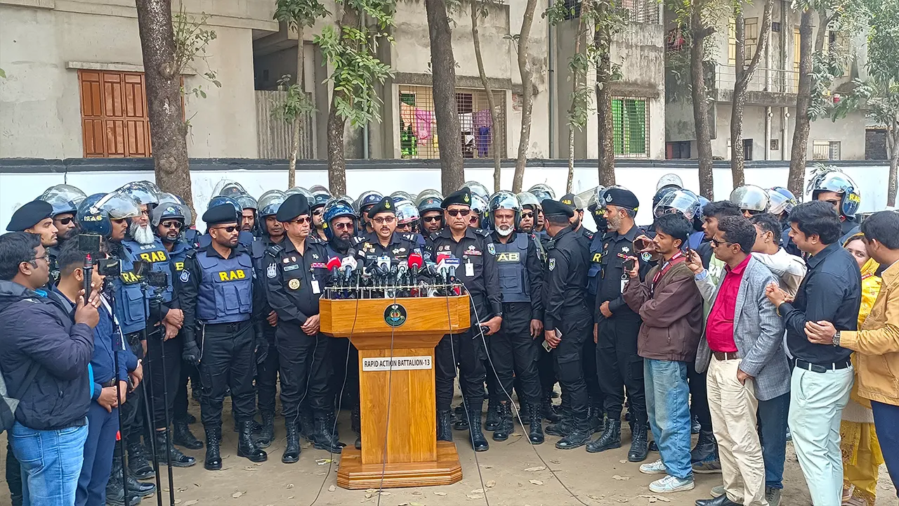 রংপুর নগরীর আদর্শ উচ্চ বিদ্যালয়ে সংবাদ সম্মেলনে বক্তব্য রাখেন মেজর সাইফুল ইসলাম। ছবি : কালবেলা