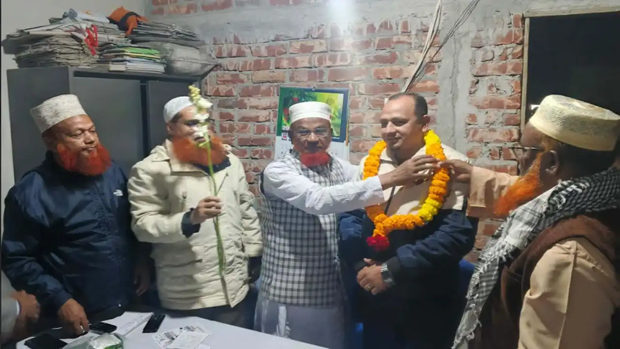 শফিকুল ইসলামকে ফুল দিয়ে বরণ করেন জামায়াত নেতারা। ছবি : কালবেলা