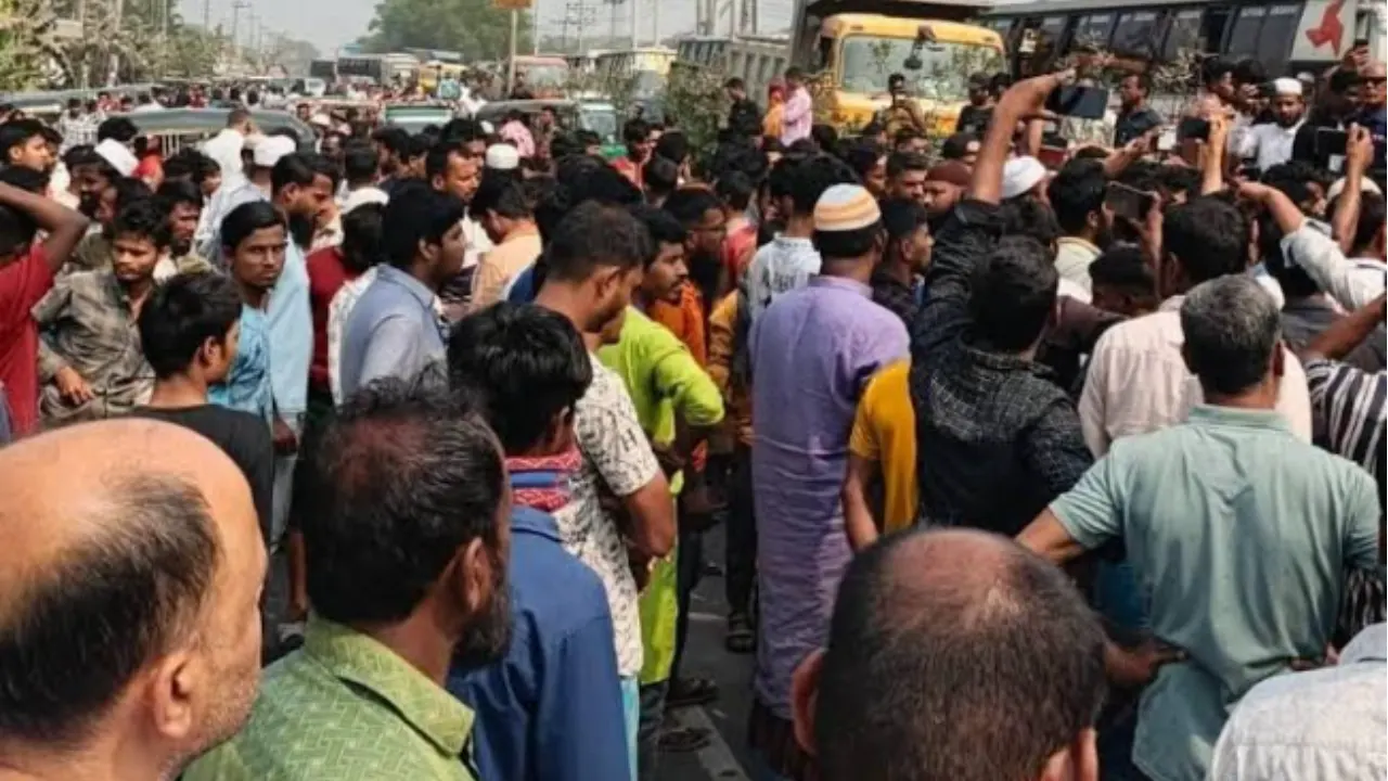 সিএনজিচালিত অটোরিকশা চালকরা মহাসড়কে অবস্থান নিলে যান চলাচল বন্ধ হয়ে যায়। ছবি : কালবেলা