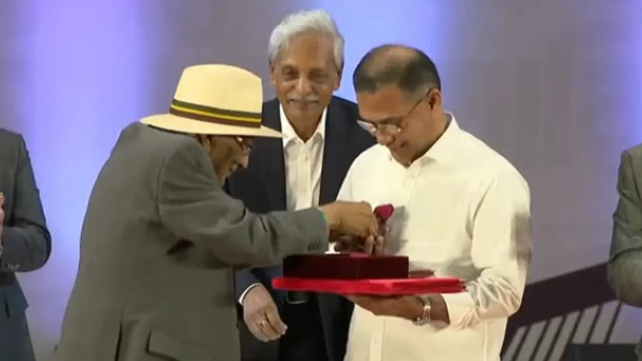 প্রধানমন্ত্রীকে লাল গোলাপ উপহার দিলেন শফিক রেহমান। ছবি : সংগৃহীত