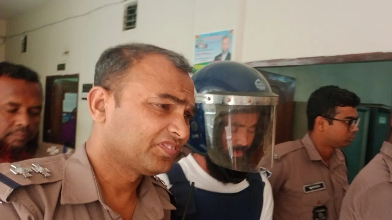আটক মাসুদকে আদালতে নিচ্ছে পুলিশ। ছবি : কালবেলা