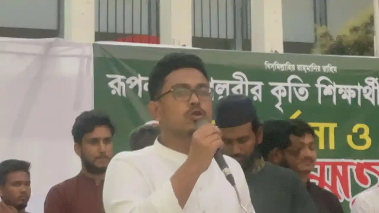 ইফতার মাহফিলে কথা বলেন আবু সাদিক কায়েম। ছবি : কালবেলা