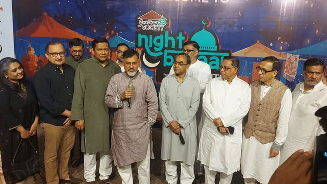 ঢাকা উত্তর সিটি করপোরেশনের প্রশাসক শফিকুল ইসলাম খান, গুলশান সোসাইটির সভাপতি ওমর সাদাতসহ অন্য অতিথিরা ফিতা কেটে অস্থায়ী এ বাজারের আনুষ্ঠানিক উদ্বোধন করেন | ছবি : কালবেলা