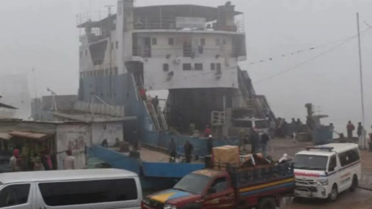 ঘন কুয়াশায় ২ ঘণ্টা বন্ধ থাকার পর ফেরি চলাচল স্বাভাবিক হয়েছে। ছবি : সংগৃহীত