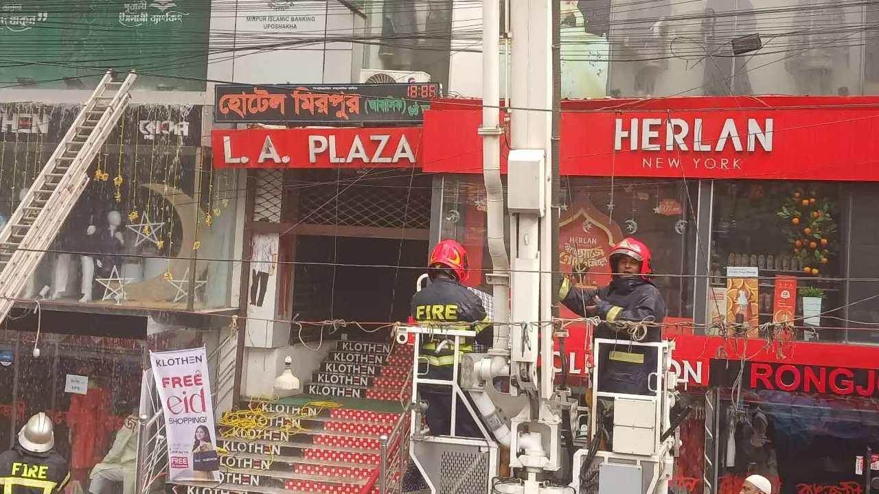 আগুন নিয়ন্ত্রণে ফায়ার সার্ভিস সদস্যরা। ছবি : কালবেলা