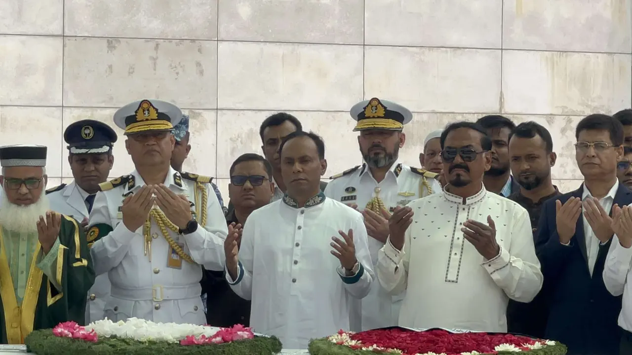 শ্রদ্ধা নিবেদন শেষে মোনাজাত করছেন স্পিকার ও ডেপুটি স্পিকার। ছবি: কালবেলা