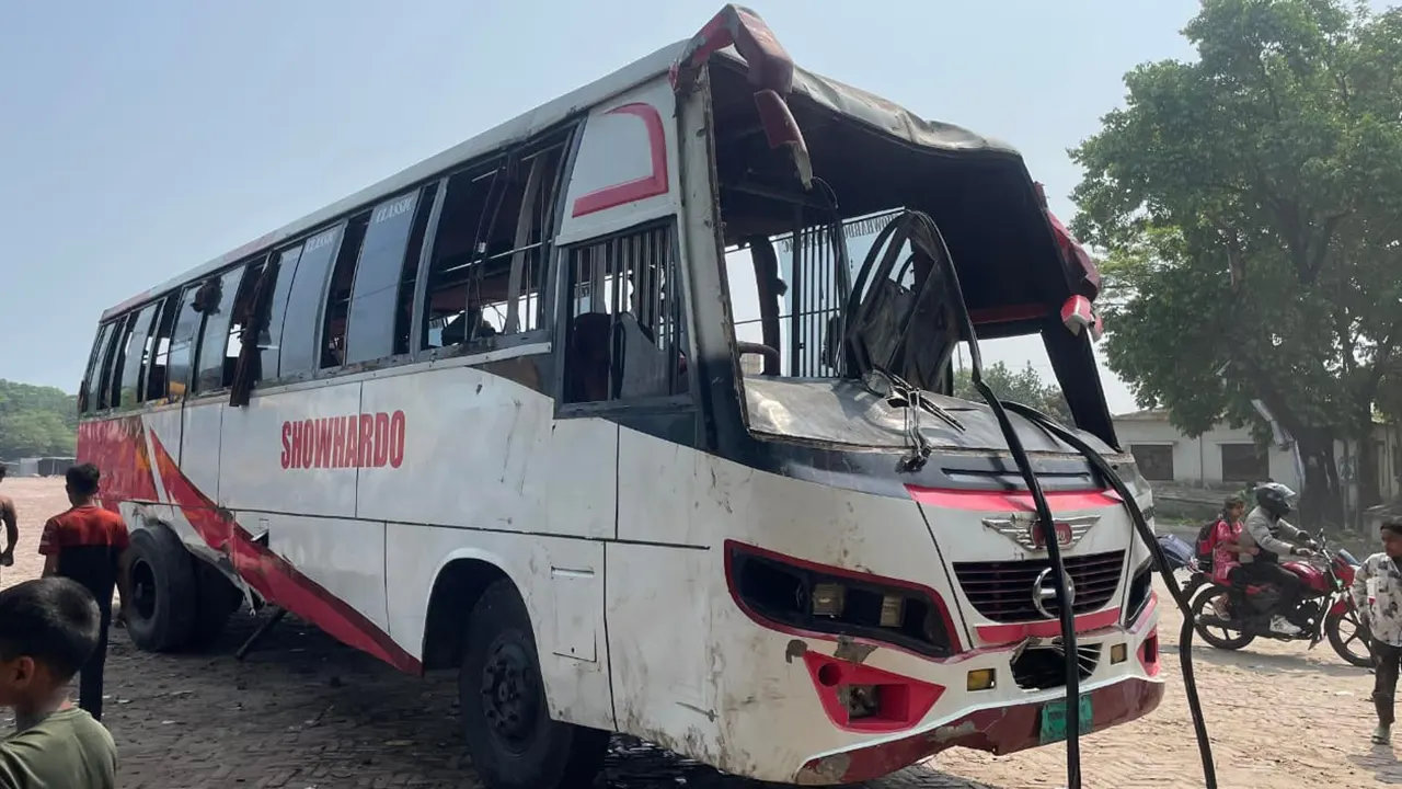 দৌলতদিয়া ফেরিঘাটে যাত্রীসহ পদ্মা নদীতে পড়ে যাওয়া সৌহার্দ্য পরিবহনের বাস। ছবি : কালবেলা