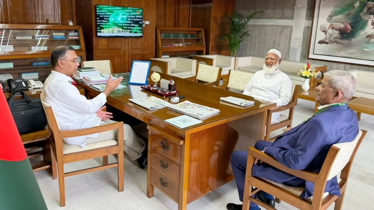 প্রধানমন্ত্রী তারেক রহমানের সঙ্গে বিরোধীদলীয় নেতা ডা. শফিকুর রহমানের সাক্ষাৎ। ছবি : সংগৃহীত