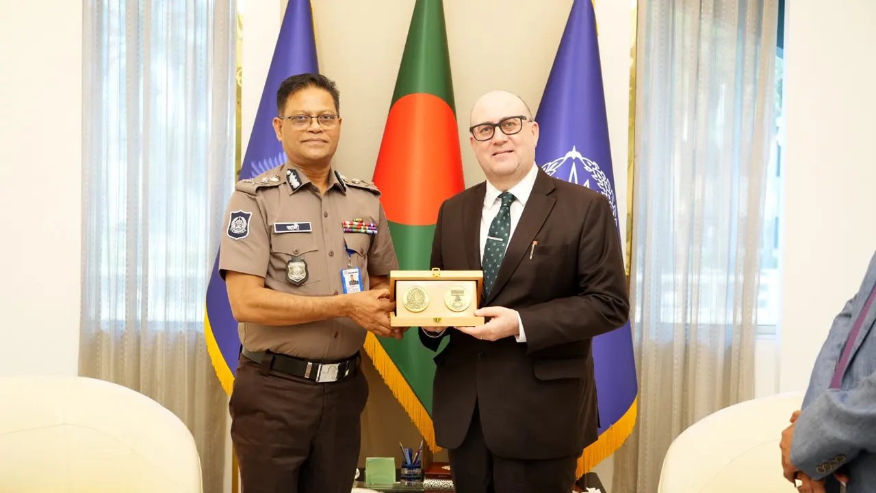 পুলিশ মহাপরিদর্শক মো. আলী হোসেন ফকির ও মাল্টার রাষ্ট্রদূত রিউবেন গাউচি। ছবি : কালবেলা