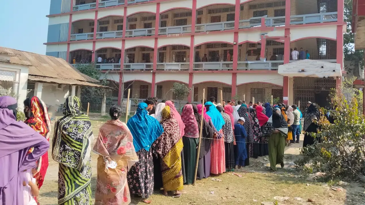 নারী ভোটারদের লাইন। ছবি : কালবেলা