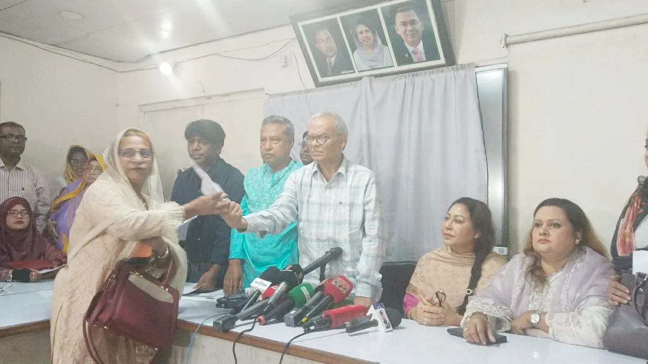 সংরক্ষিত নারী আসনে বিএনপির মনোনয়ন ফরম বিক্রির উদ্বোধন করেন দলের সিনিয়র যুগ্ম মহাসচিব রুহুল কবির রিজভী। ছবি : কালবেলা