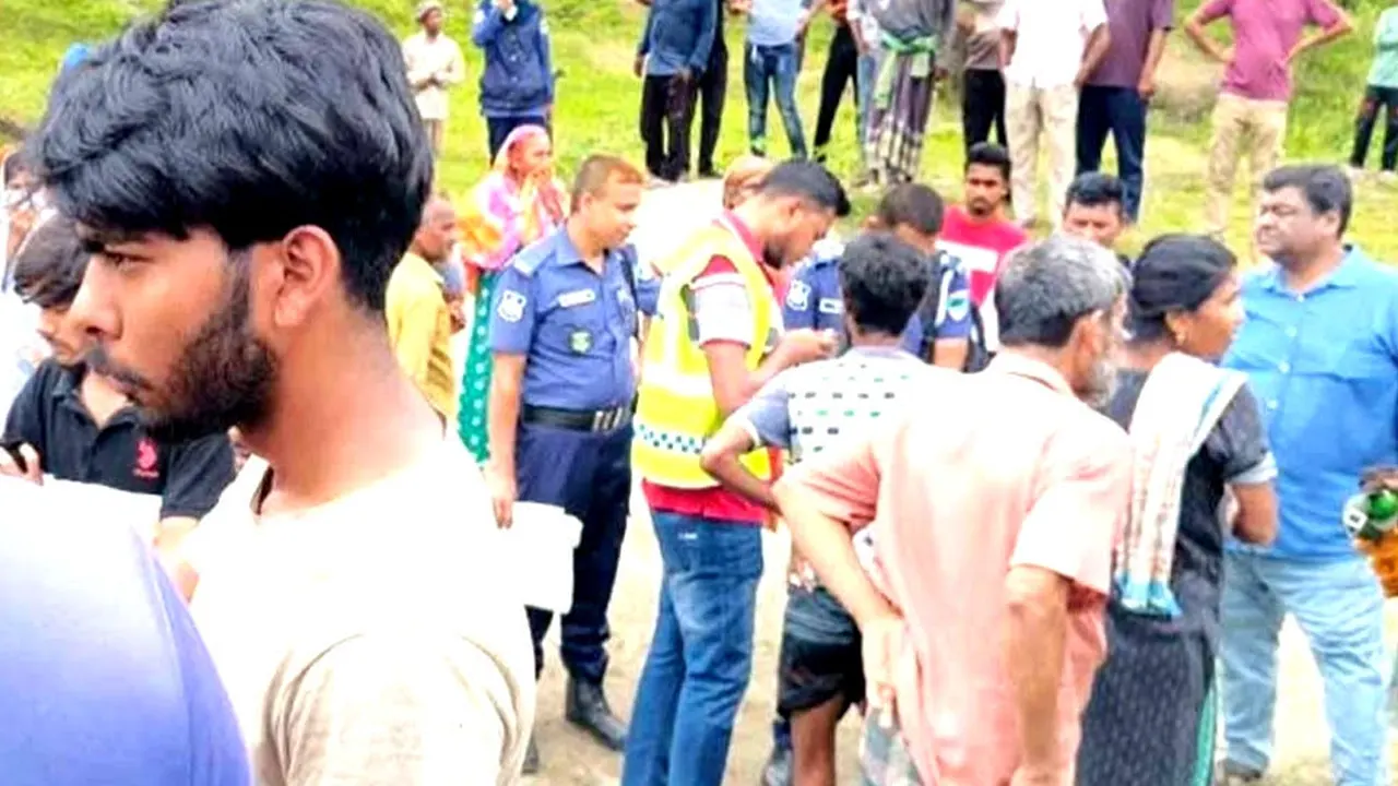 ঘটনাস্থল তদন্ত করছে পুলিশ। ছবি : কালবেলা