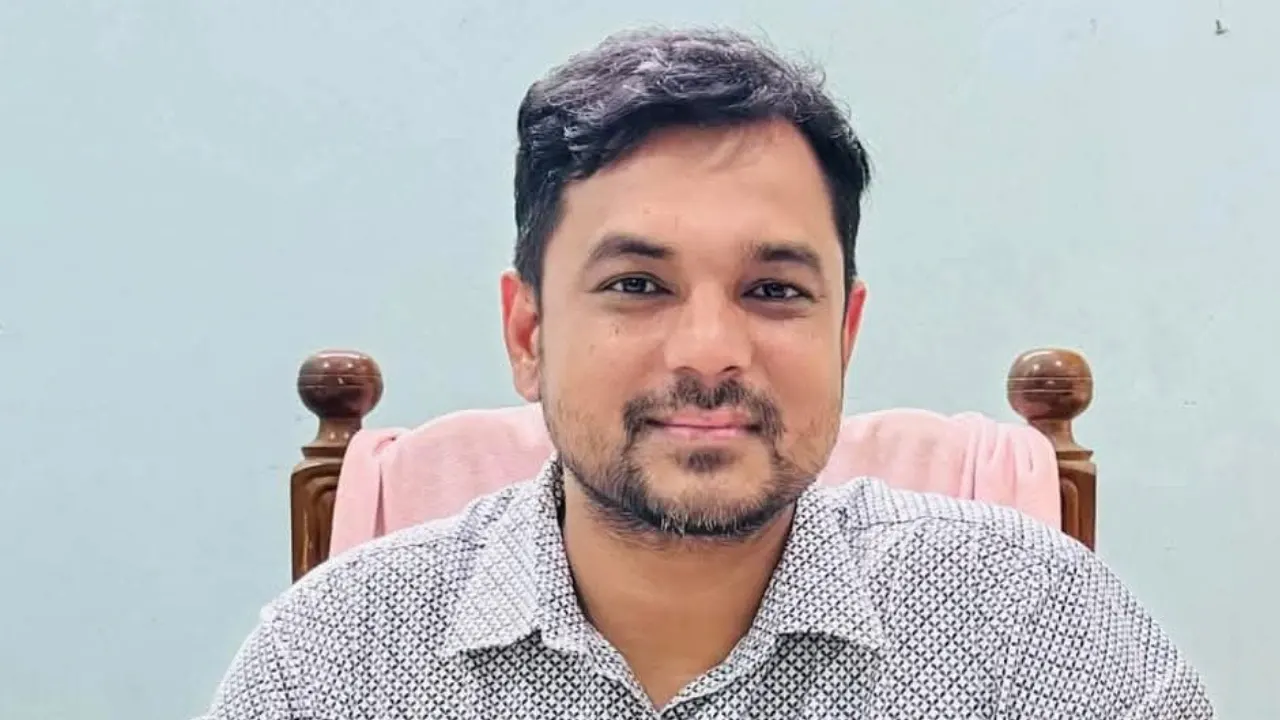 সাব-রেজিস্ট্রার জাকির হোসেন। ছবি : সংগৃহীত