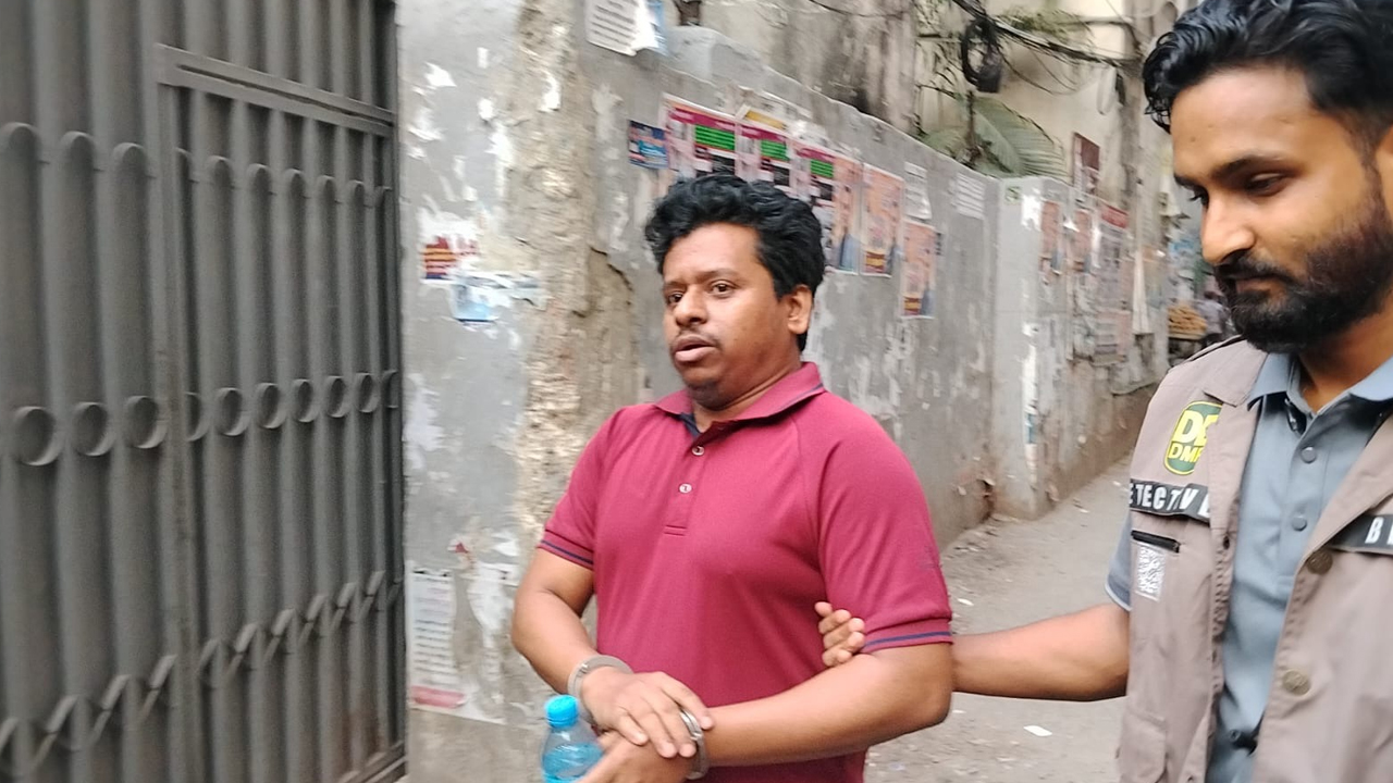 রাজধানীর শের-ই-বাংলা নগর এলাকা থেকে এ এম হাসান নাসিমকে (৩৫) গ্রেপ্তারের সময় | ছবি : কালবেলা