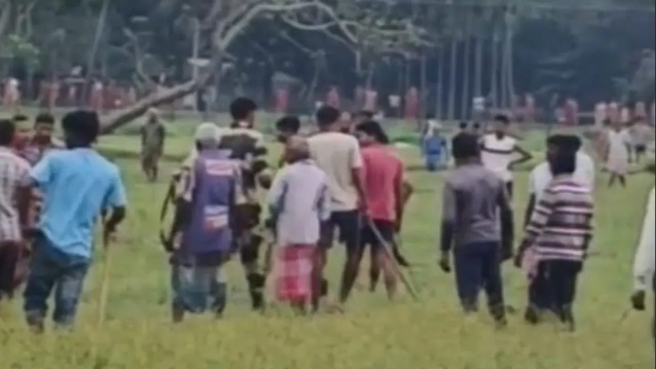সীমান্তে গ্রামবাসী। ছবি : কালবেলা