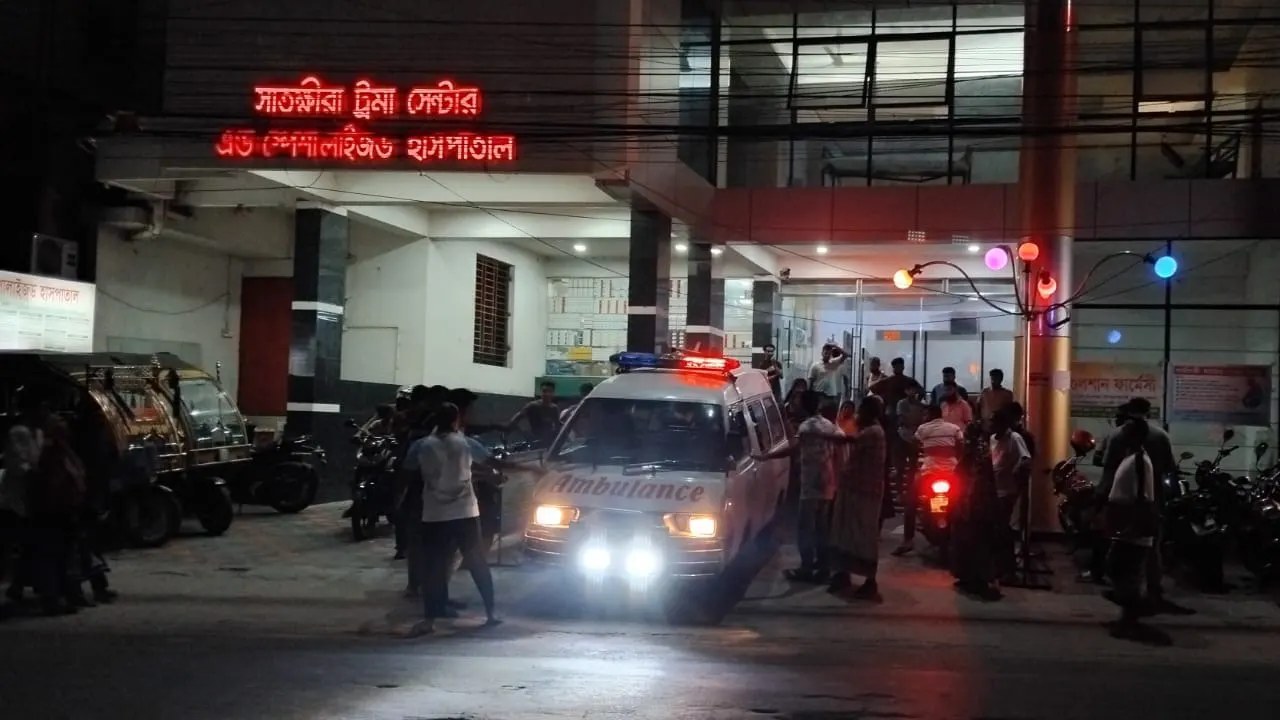 সাতক্ষীরা ট্রমা সেন্টারে চিকিৎসা অবহেলায় এক কিশোরের মৃত্যু হয়েছে বলে অভিযোগ করেছেন ভুক্তভোগীর স্বজনরা। ছবি : কালবেলা