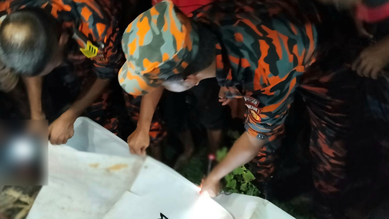 নীলকমল নদ থেকে ফায়ার সার্ভিসের উদ্ধারকর্মীরা শিশুটির লাশ উদ্ধার করেন। ছবি : কালবেলা