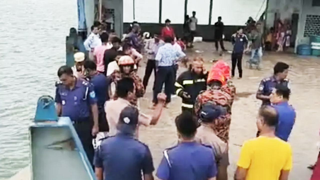 দৌলতদিয়া ফেরিঘাটে আবারও যাত্রীবাহী বাস পড়ল পদ্মা নদীতে