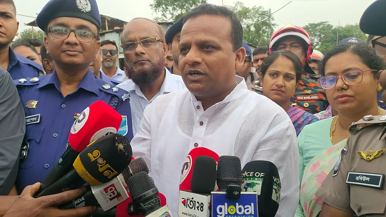 আল্লাহর রহমতে বড় দুর্ঘটনা থেকে রক্ষা পেয়েছি: নৌ প্রতিমন্ত্রী