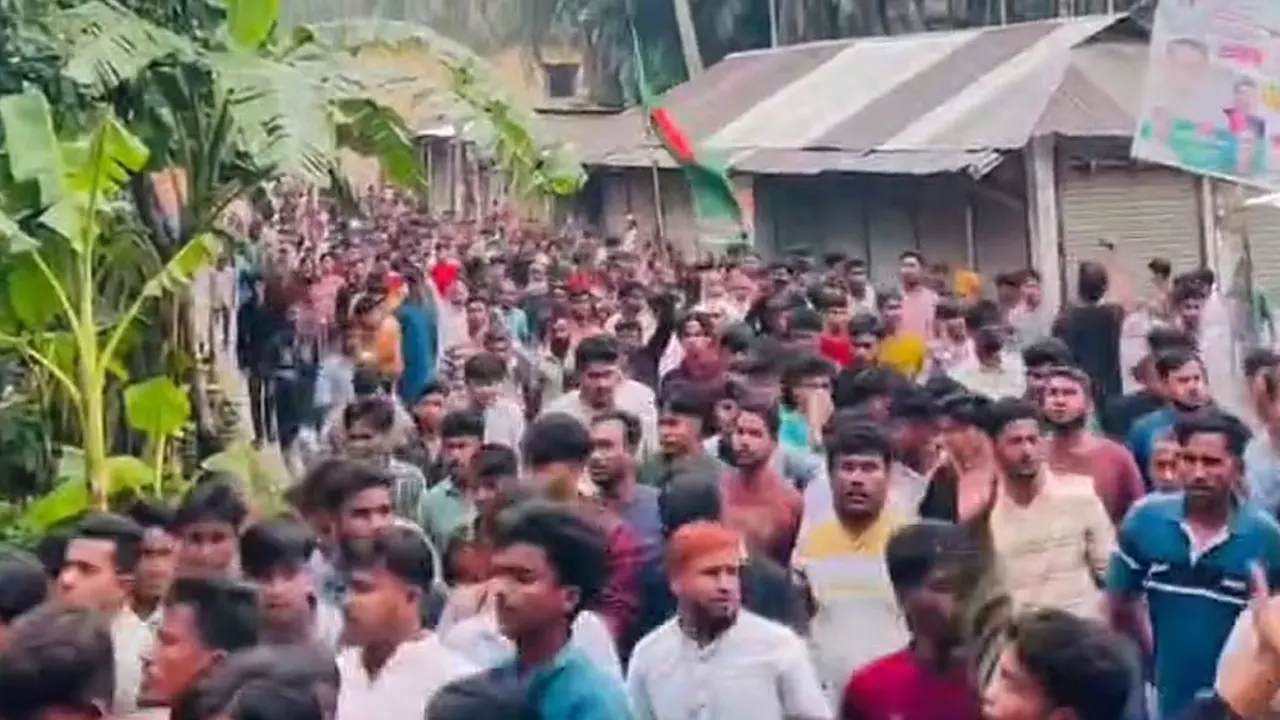পুলিশের উপস্থিতিতে নিষিদ্ধ ছাত্রলীগ-যুবলীগের মিছিল