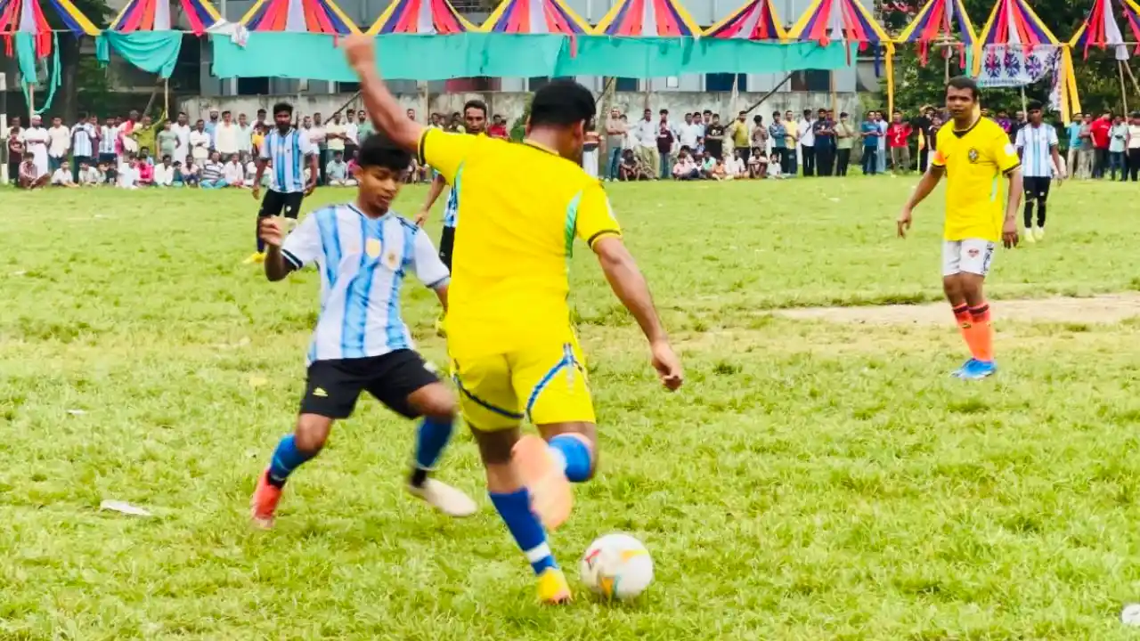 ব্রাজিল-আর্জেন্টিনা সমর্থকদের প্রীতি ফুটবল ম্যাচ। ছবি : কালবেলা