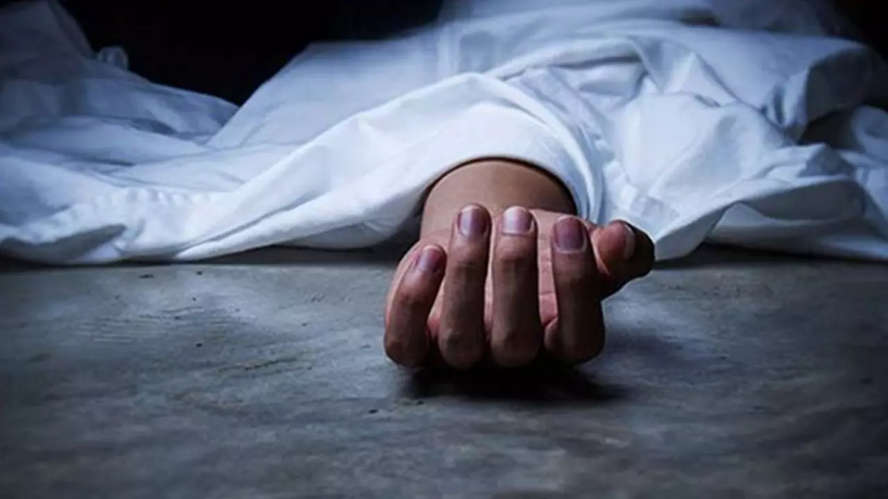 ফ্ল্যাটে মিলল গৃহবধূর ঝুলন্ত মরদেহ, শরীরে আঘাতের চিহ্ন