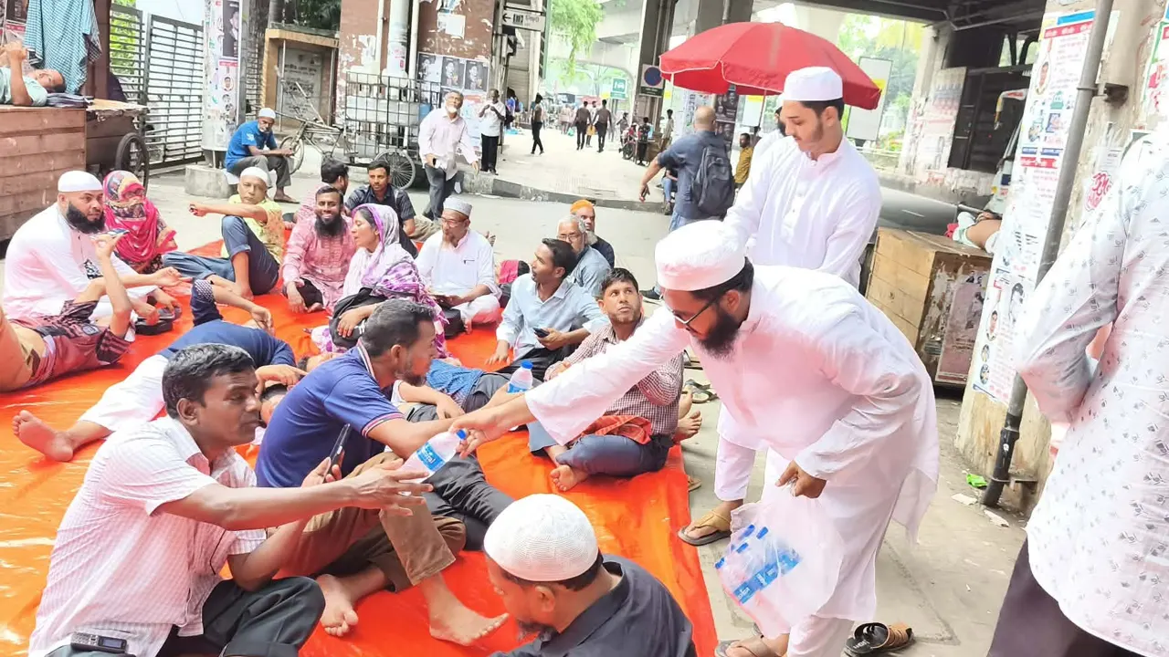 এমপিওর দাবিতে অবস্থানরত শিক্ষকদের পানি-স্যালাইন দিলো ছাত্র জমিয়ত