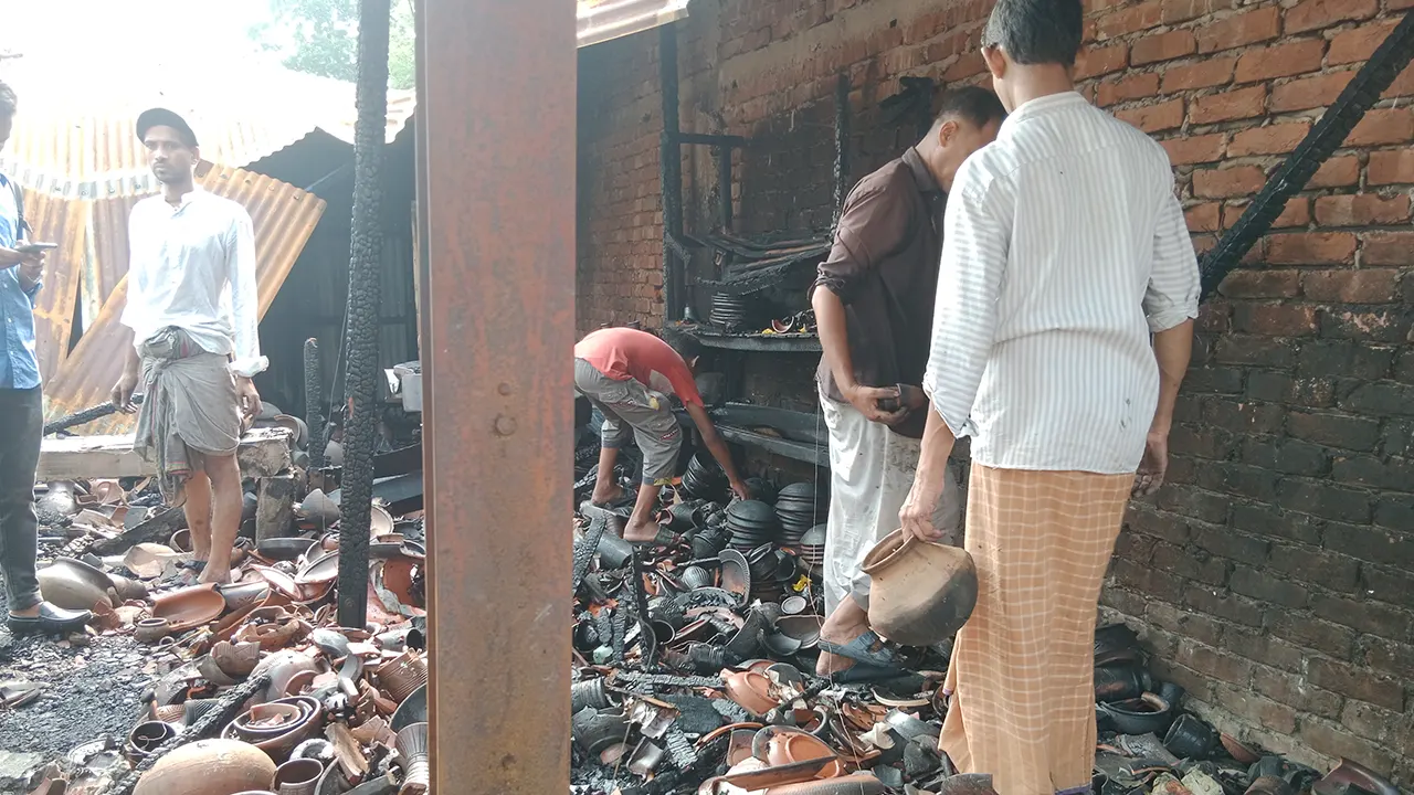 পুড়ে যাওয়া দোকানে জিনিসপত্র খুঁজছেন মালিকরা। ছবি : কালবেলা