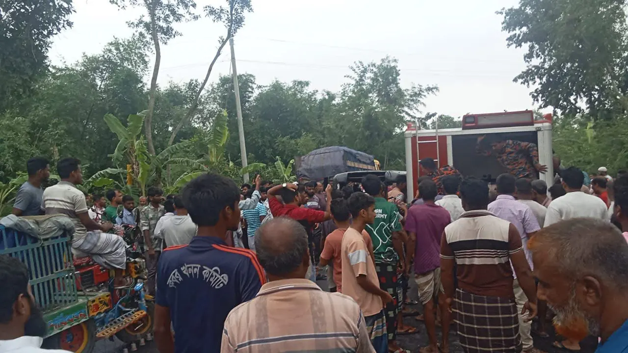 সড়কে ঝরল ব্যাংক কর্মকর্তাসহ ২ জনের প্রাণ