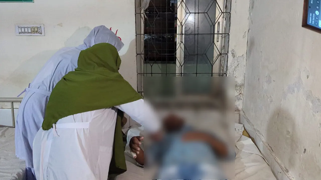 সাভারের ভাকুর্তা এলাকায় জমি-জমা নিয়ে বিরোধের জেরে প্রতিপক্ষের হামলায় আহত একজন হাসপাতালে। ছবি : কালবেলা