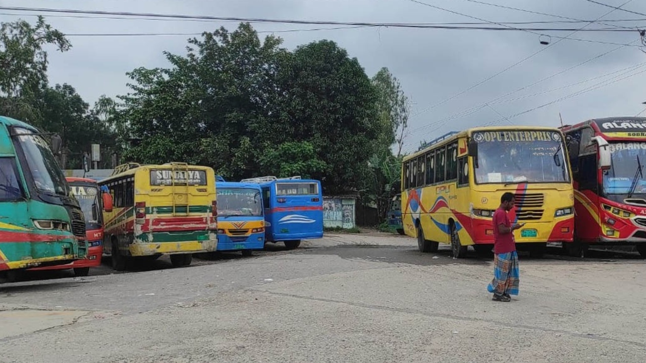 বাস চলাচল বন্ধ থাকায় দুর্ভোগে পড়েছেন যাত্রীরা। ছবি : কালবেলা