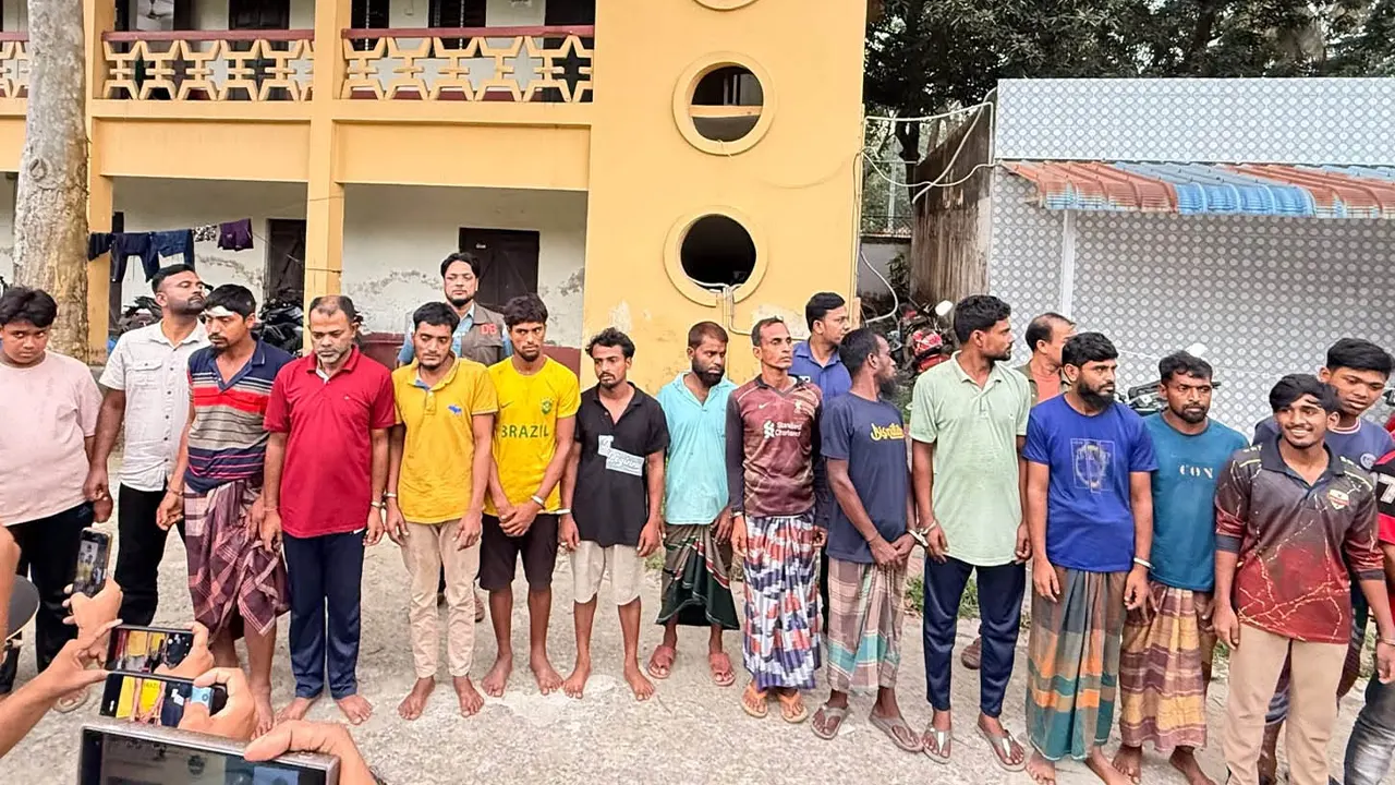 গ্রেপ্তার পুলিশের গাড়ি ভাঙচুরকারীরা। ছবি : কালবেলা