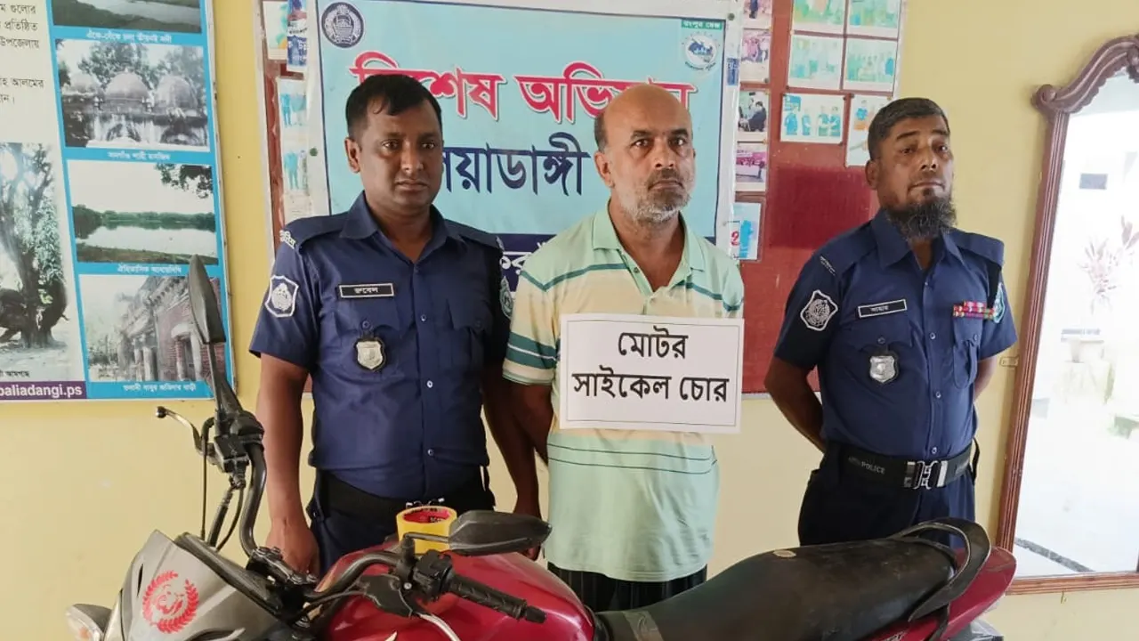 আ.লীগ নেতাকে আটক করে পুলিশ। ছবি : কালবেলা