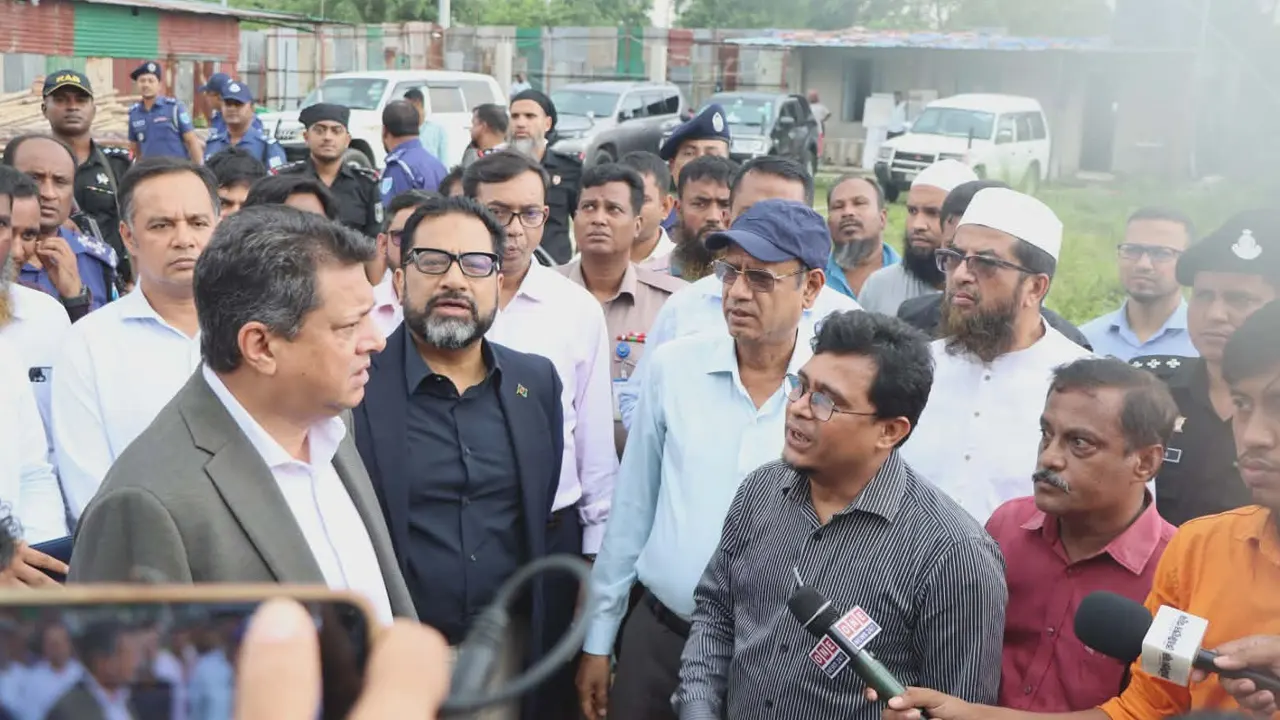 গণপূর্তমন্ত্রী জাকারিয়া তাহেরের ঝিলমিল আবাসিক প্রকল্প পরিদর্শন। ছবি : কালবেলা