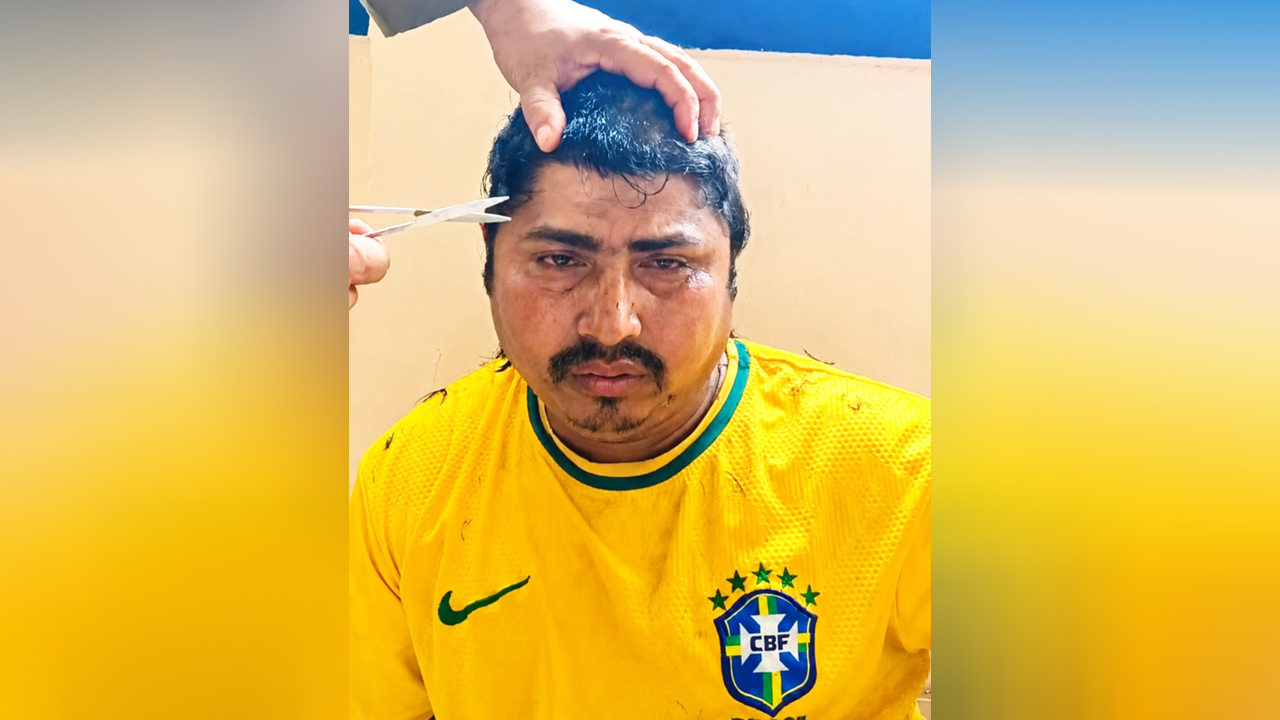 ব্রাজিলের জার্সি গায়ে মসজিদের জুতা চুরির ঘটনায় অভিযুক্ত ব্যক্তির চুল কেটে দেয় জনতা। ছবি : সংগৃহীত