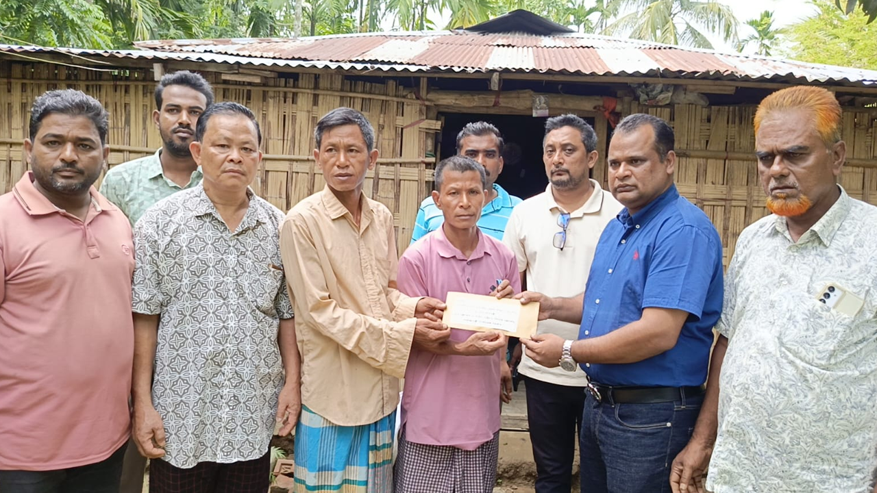 তংচংগ্যা সম্প্রদায়ের পরিবারকে আর্থিক সহায়তা প্রদান। ছবি : কালবেলা
