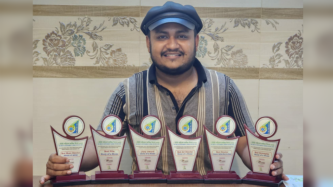 পুরস্কার হাতে রওনাকুর সালেহীন। ছবি : কালবেলা