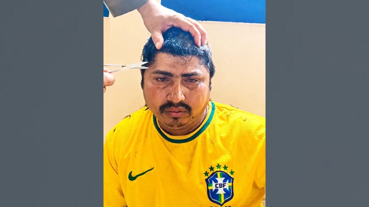 ব্রাজিলের জার্সি গায়ে মসজিদের জুতা চুরি, চুল কেটে দিল জনতা