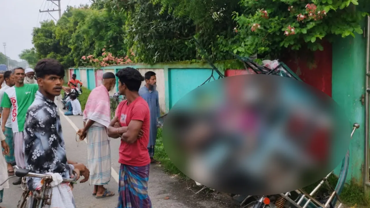 সংঘর্ষে দুমড়েমুচড়ে গেছে অটোরিকশাটি। ছবি : কালবেলা