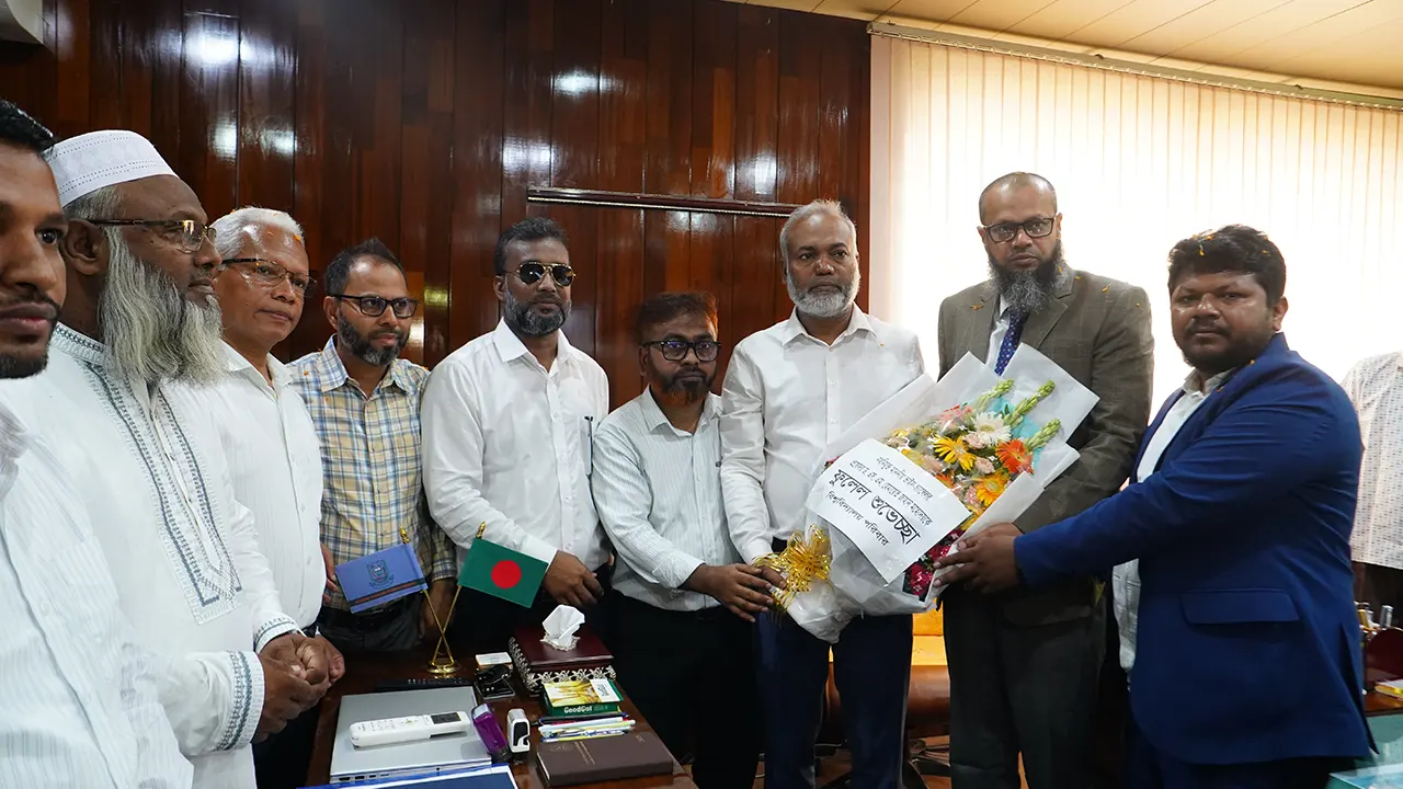 নতুন ভিসি ড. এসএম হেমায়েত জাহানকে ফুল দিয়ে বরণ করে নেন শিক্ষক, কর্মকর্তাসহ অন্যরা। ছবি : কালবেলা