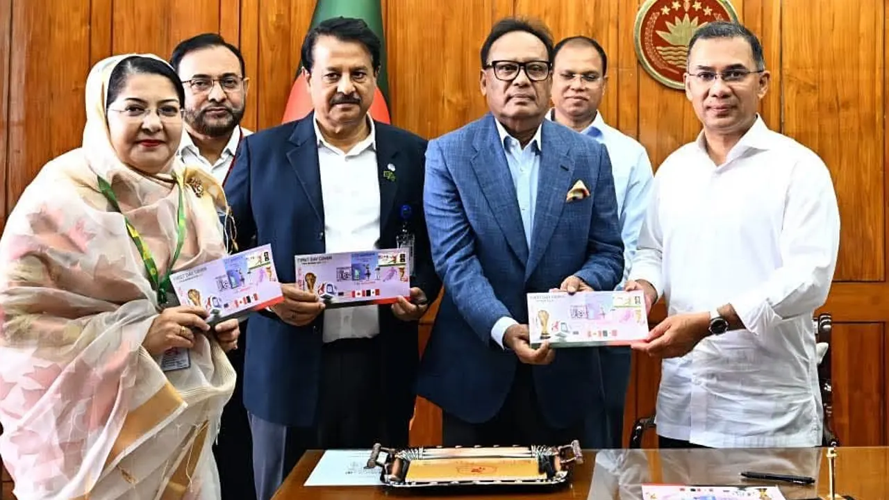 বিশ্বকাপ উপলক্ষে স্মারক ডাকটিকিট উন্মোচন করলেন প্রধানমন্ত্রী। ছবি : সংগৃহীত