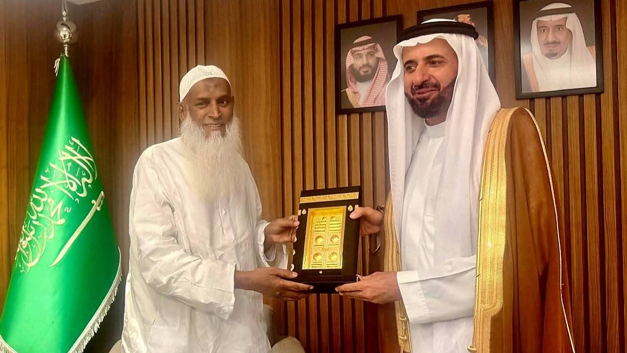 বাংলাদেশের ধর্ম বিষয়ক মন্ত্রী কাজী শাহ মোফাজ্জাল হোসাইন (কায়কোবাদ) ও সৌদি আরবের হজ ও উমরাহ মন্ত্রী ড. তৌফিক বিন ফাউজান আল-রাবিয়াহ। ছবি : কালবেলা