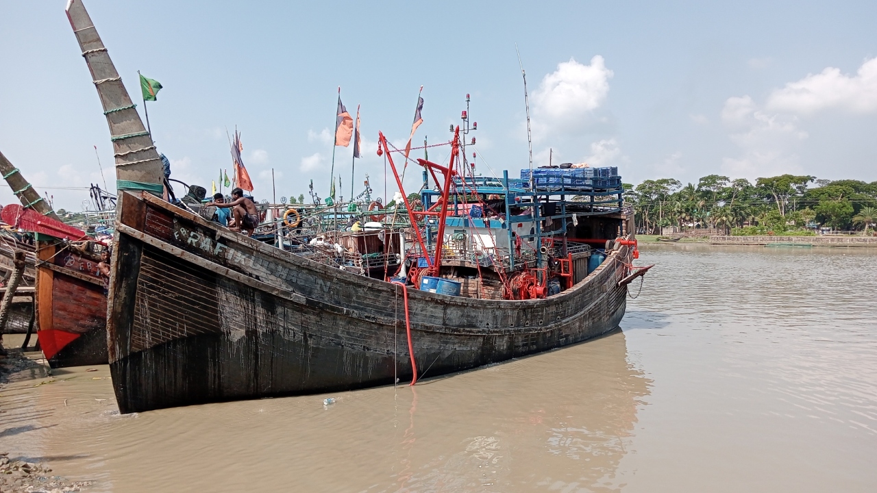 নিষেধাজ্ঞা শেষের সঙ্গে সঙ্গে গভীর সমুদ্রে কাঙ্ক্ষিত ইলিশ শিকারে নামবেন উপকূলের জেলেরা। ছবি : কালবেলা