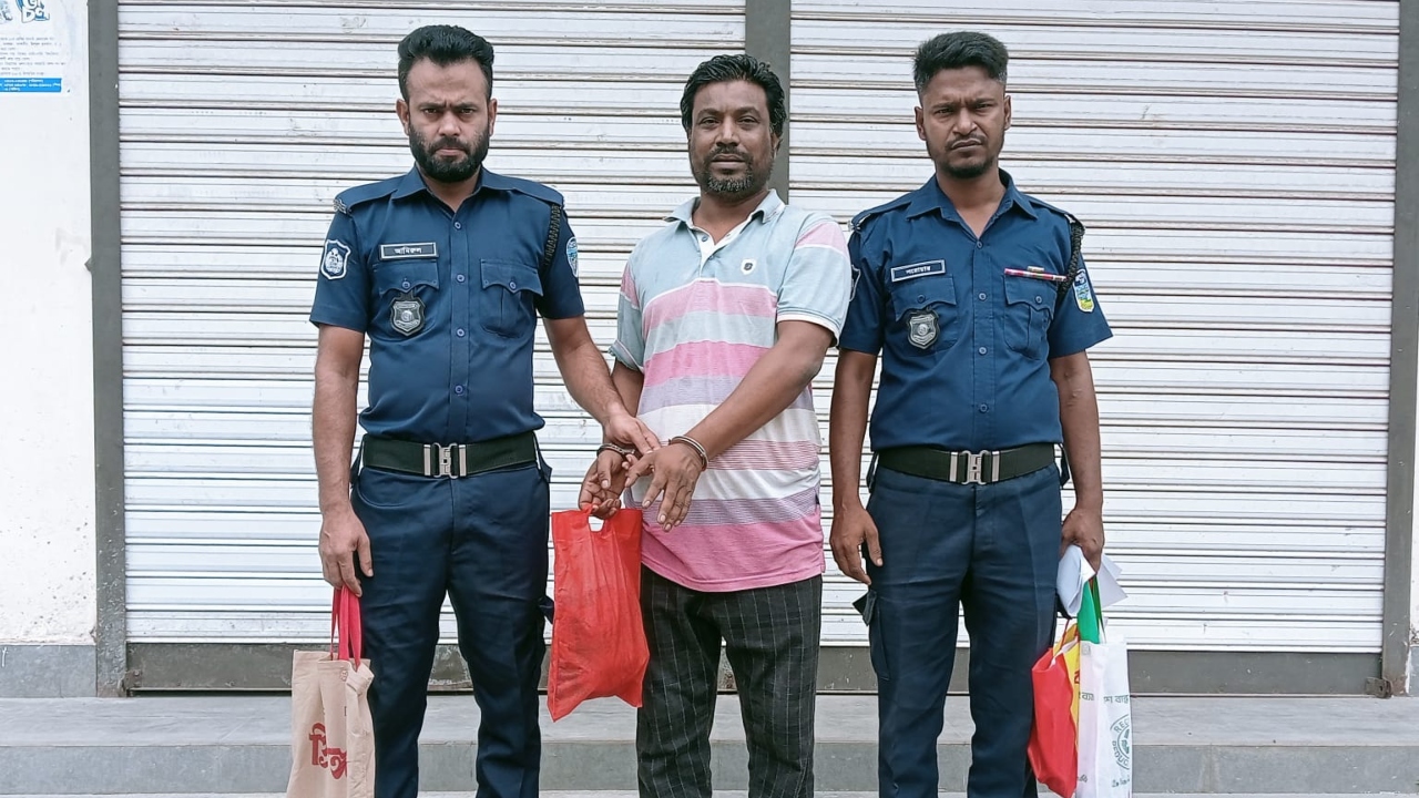 গ্রেপ্তারকৃত যুবলীগের কেন্দ্রীয় নেতা শেখ রাসেল। ছবি : কালবেলা