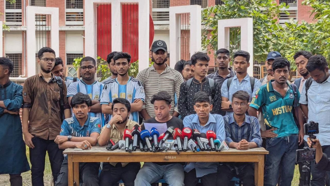 ঢাকা সেন্ট্রাল ইউনিভার্সিটির প্রকাশিত ভর্তি বিজ্ঞপ্তির বিরুদ্ধে শিক্ষার্থীদের সংবাদ সম্মেলন অনুষ্ঠিত হচ্ছে। ছবি : কালবেলা