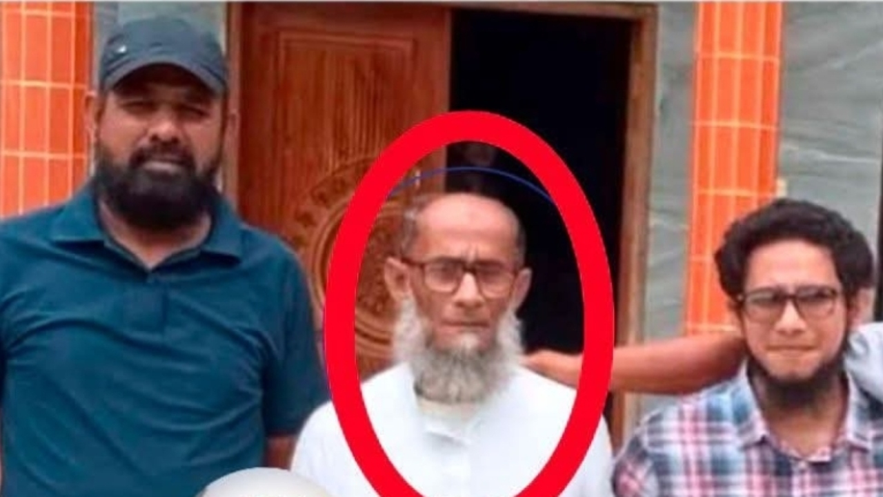 দীর্ঘ ৫৮ বছর পর অবশেষে নিজের জন্মপরিচয়, পরিবার ও শেকড়ের ঠিকানা খুঁজে পেয়েছেন দেলোয়ার হোসেন দুলাল চৌধুরী, গোল বৃত্ত দেওয়া। ছবি : কালবেলা