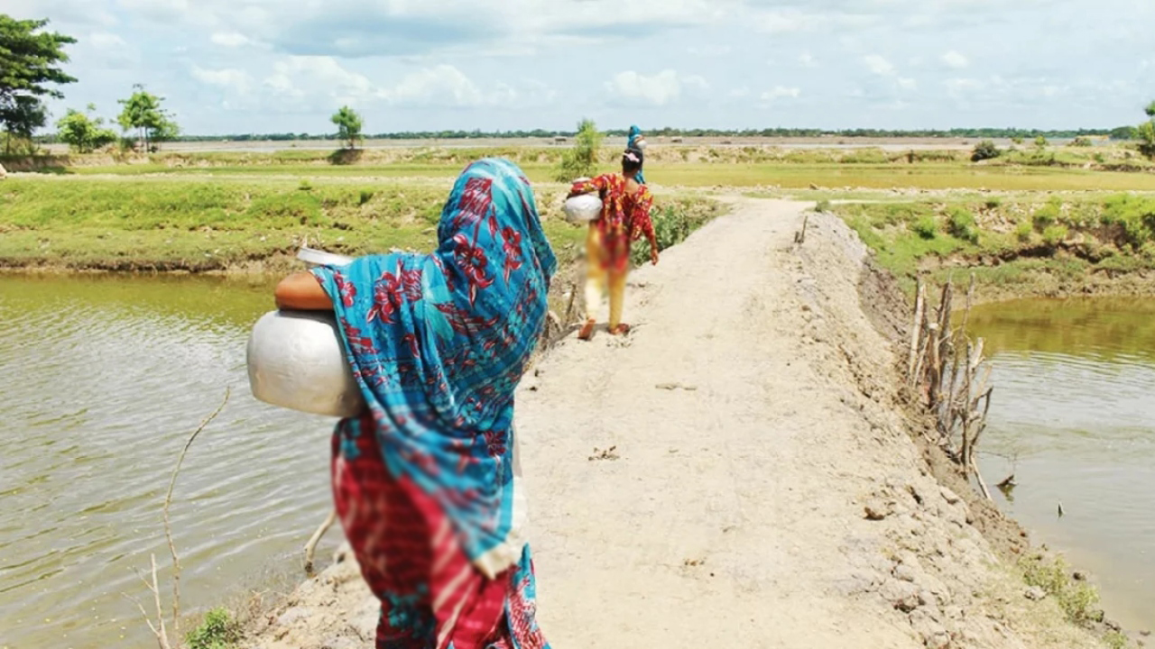 রাজশাহীর খরাপ্রবণ বরেন্দ্র অঞ্চলে পানি সংকট দিন দিন ভয়াবহ রূপ নিচ্ছে। ছবি : সংগৃহীত