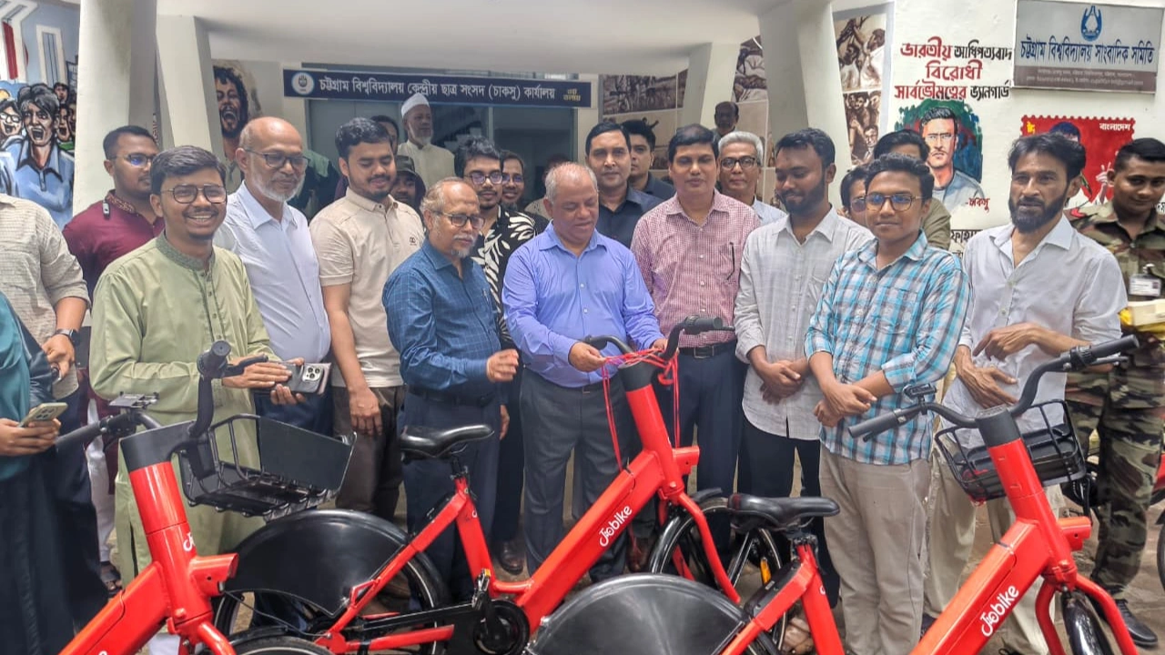 চাকসু ভবনের সামনে আয়োজিত এক অনুষ্ঠানে উপাচার্য অধ্যাপক ড. মোহাম্মদ আল-ফোরকান সেবাটির উদ্বোধন করেন। ছবি : কালবেলা