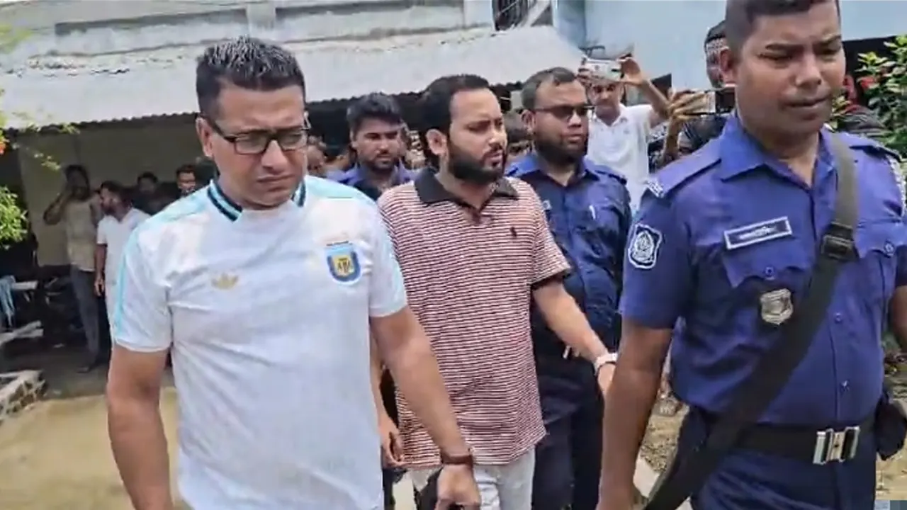 এনসিপি নেতাকে নিয়ে যাচ্ছে পুলিশ। ছবি : কালবেলা