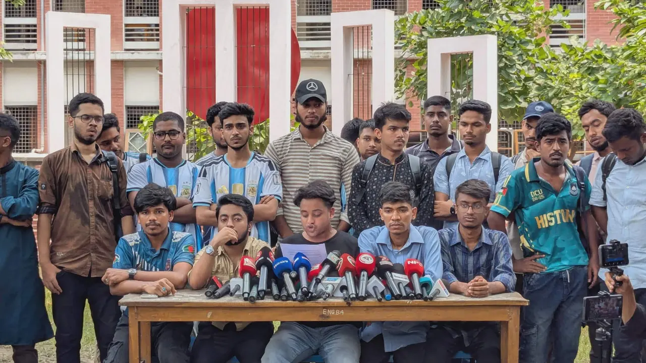 শিক্ষার্থীদের সংবাদ সম্মেলন। ছবি : কালবেলা